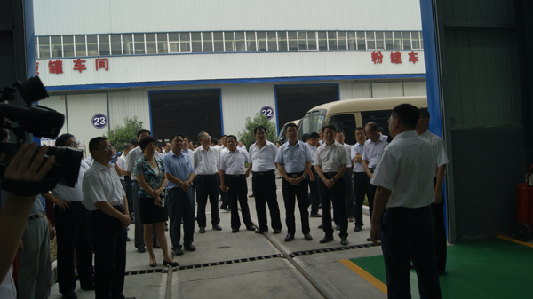 梁山縣賈治阜書記帶領(lǐng)各鄉(xiāng)鎮(zhèn)考察團觀摩我司新能源建設(shè)