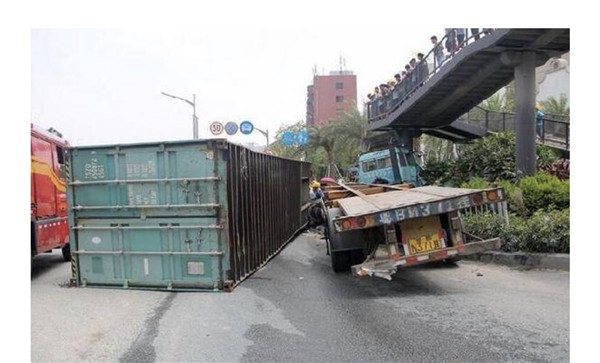 集裝箱運(yùn)輸半掛車(chē)不上鎖！通亞幫您解決！
