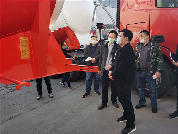 【專(zhuān)研粉罐車(chē)】輕量化生產(chǎn)的同時(shí)，一定要把產(chǎn)品的質(zhì)量和安全放在首位。