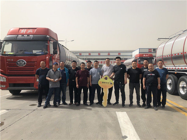 通亞汽車批量油罐車遠(yuǎn)赴西部地區(qū)