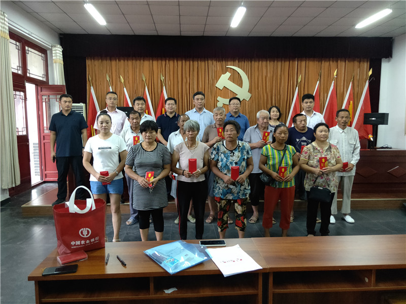 扶貧攻堅發(fā)展產(chǎn)業(yè)，精準(zhǔn)到戶引領(lǐng)脫貧