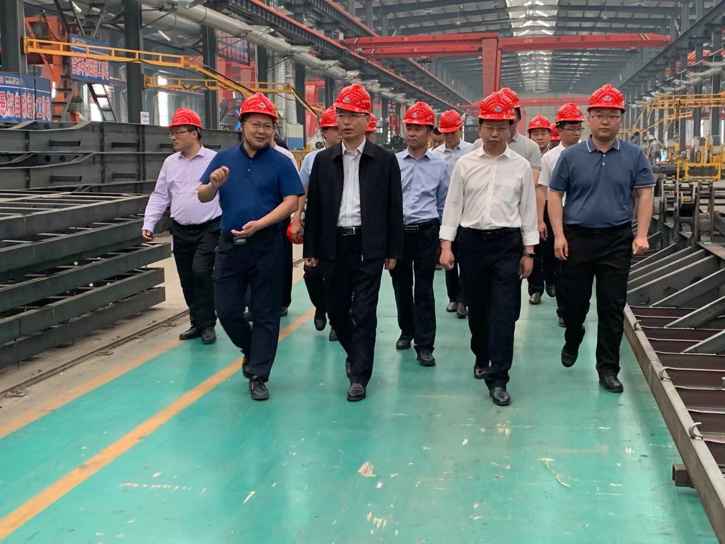 縣委縣領(lǐng)導(dǎo)對(duì)通亞汽車(chē)進(jìn)行參觀指導(dǎo)